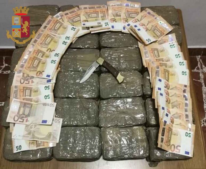 Roma e Anzio, sequestrati hashish, crack, marijuana e oltre 6mila euro in contanti