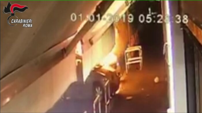 Tor Bella Monaca, latitante scovato in appartamento occupato abusivamente: a Capodanno rapinarono un'auto e la incendiarono