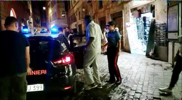 Fontana di Trevi, denunciate 3 persone e sequestrati centinaia di prodotti contraffatti: sanzionati 2 venditori ambulanti abusivi