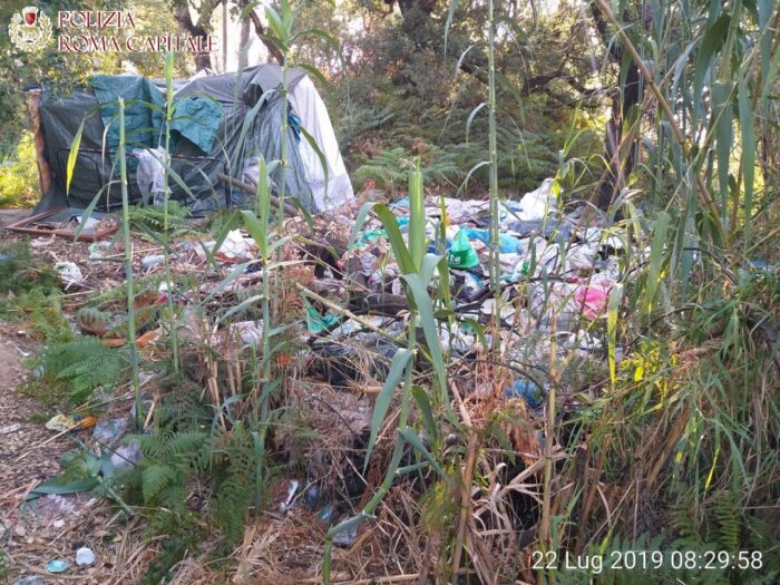 Corviale, sgomberato insediamento abusivo: sette baracche e 50 tonnellate di rifiuti vicino via Portuense