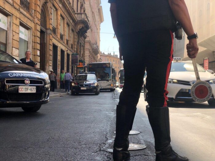 Roma, si aggira alla fermata metro di via Cavour con un pericoloso taglierino e minaccia i passanti intimoriti con il cutter