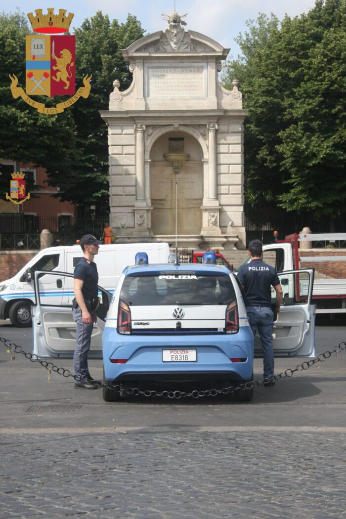 roma trastevere rapinatore farmacie monopattino