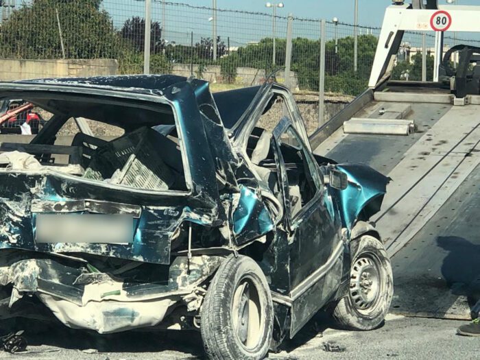 A1, incidente in autostrada prima del GRA. Brutto scontro tra Tuscolana e Casilina: due auto coinvolte (FOTO)