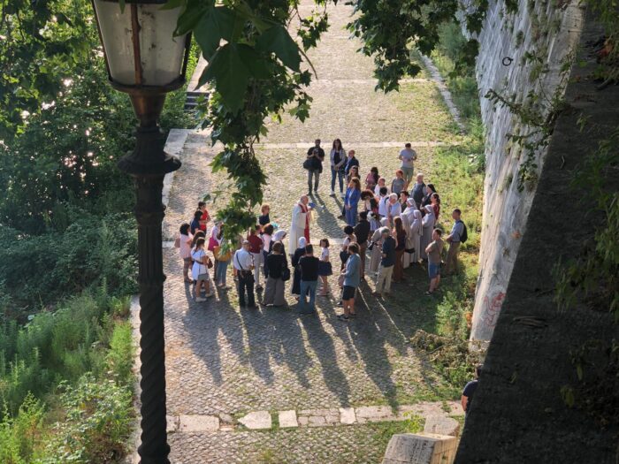 Neonata abbandonata nel Tevere: oltre 50 persone presenti al momento di preghiera voluto dai bambini delle occupazioni romane