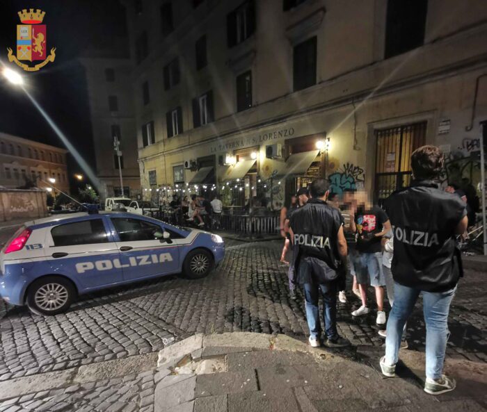 Roma, San Lorenzo. Fermato per un controllo in strada, reagisce e cerca di fuggire: arrestato e denunciato per ricettazione