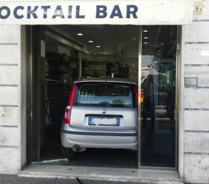 Via Casal del Marmo, auto finisce dentro un bar