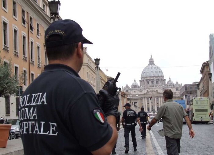 San Pietro, 20 venditori abusivi fermati dalla Polizia Locale: sequestrati oltre 1000 articoli