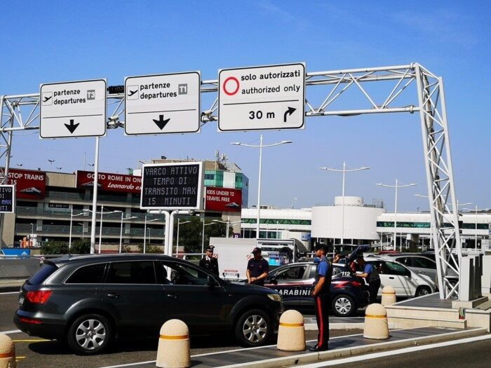 Fiumicino, sorpresi a rubare cosmetici presso un duty-free shop dell'aeroporto: nei guai tre persone