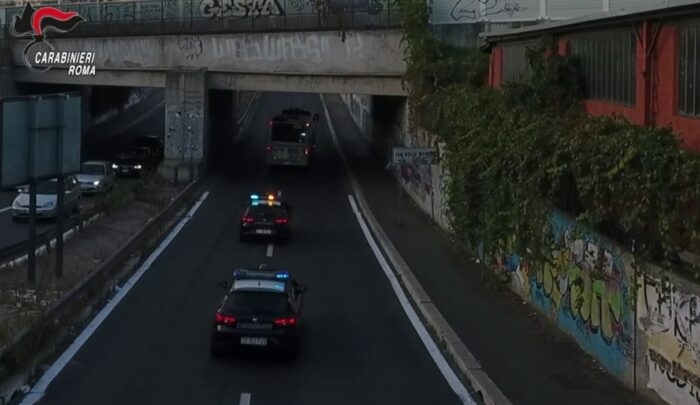 Frascati, componente della famiglia Di Silvio fermato al volante di un'auto con patente revocata: è il padre dei due fratelli protagonisti dell'aggressione al Roxy Bar