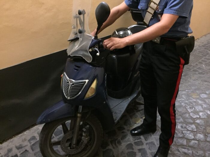 Largo Chigi, evade dai domiciliari e a bordo di uno scooter rubato scippa una turista: arrestato
