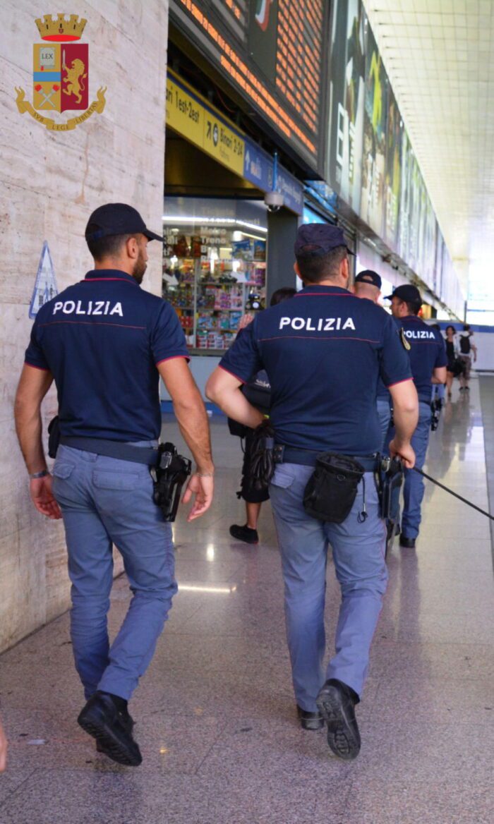 Termini, minaccia il suicidio nel tunnel della metropolitana