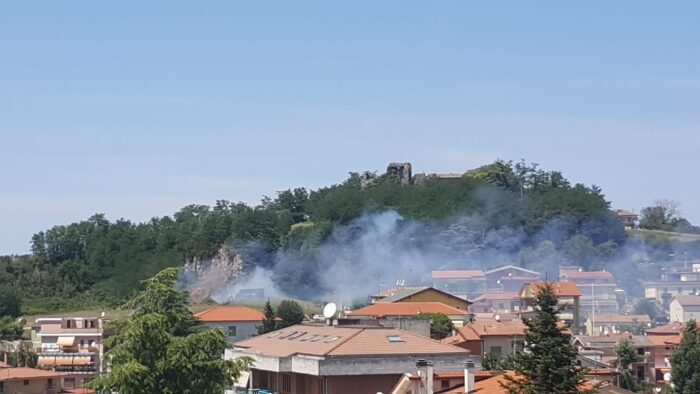 Colleferro, incendio nei pressi del Castello: vigili del fuoco in azione