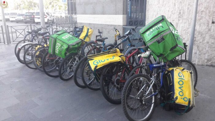 Stazione Termini, rimosse bici e contenitori per le consegne a domicilio