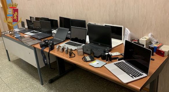 Roma, rigenerava e ricettava pc e smarpthone: all'appuntamento per la vendita di computer si presenta la Polizia