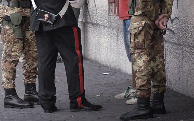 Anagnina, sorpresi a rubare un furgone nel parcheggio di un centro commerciale