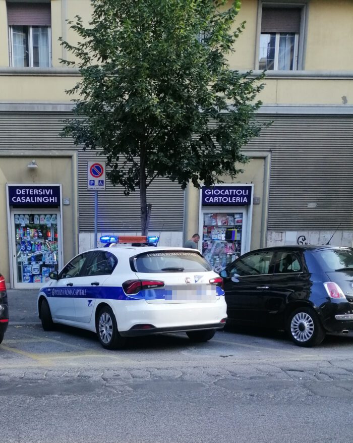 Alberone macchina polizia locale parcheggiata su posto disabili