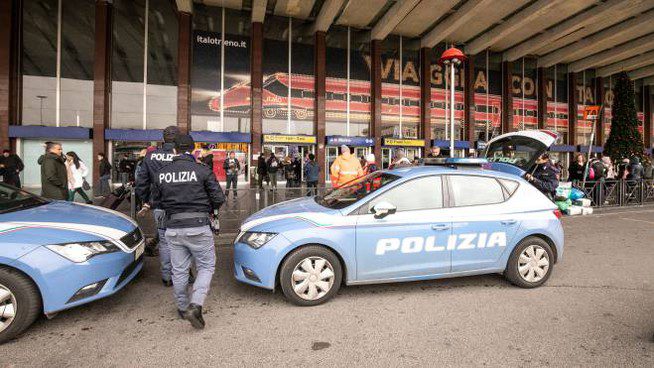 Termini, approfitta della ressa alla banchina della stazione metro per molestare una minorenne che si stava recando alla marcia per il clima Friday for future