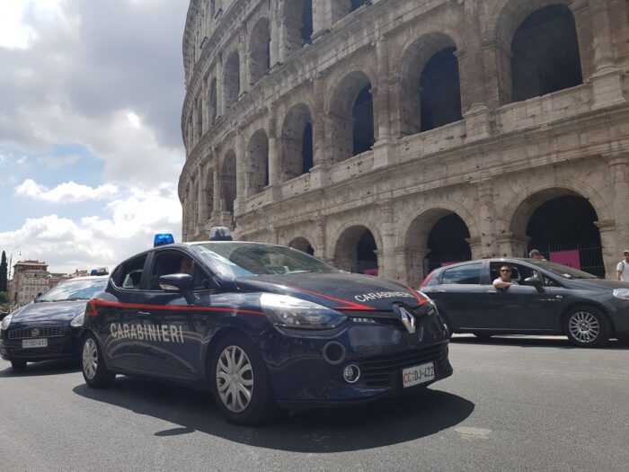Roma centro storico rubano cosmetici arresto