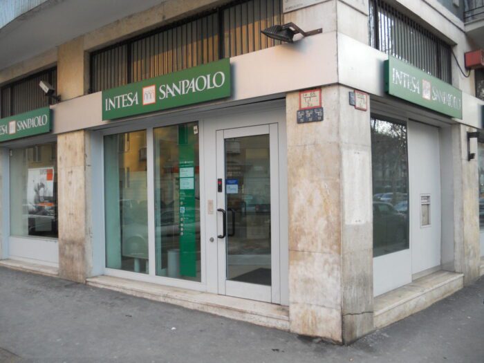 Intesa San Paolo cerca personale a Roma e in tutta Italia: le posizioni aperte a ottobre 2019