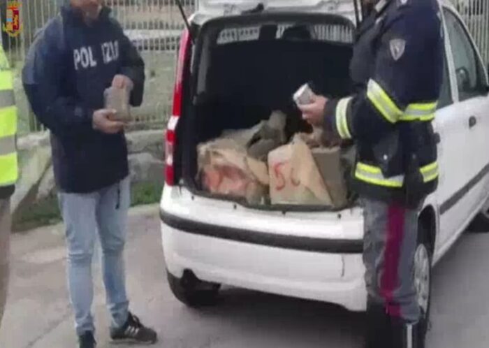 ceccano, pizzicato in autostrada con più di 60 kg di hashish su una Fiat Panda