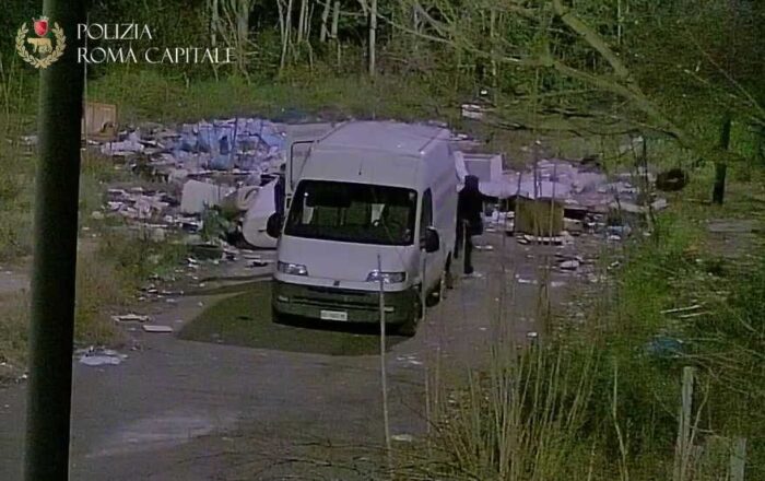 Tiburtina, individuata una discarica abusiva: scattano le prime denunce