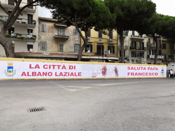 albano laziale striscione papa francesco imbrattato