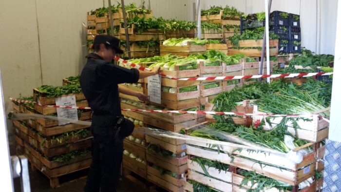Guidonia, esponevano prodotti ortofrutticoli "spacciandoli" per propri al C.A.R: sequestrate 4 tonnellate di alimenti