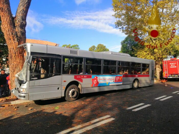 cassia autobus contro albero 16 ottobre 2019