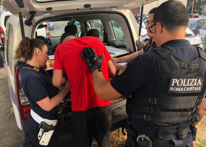 Colosseo, arrestato dalla Polizia Locale un 40enne con mandato di cattura internazionale: l'uomo era ricercato per  traffico di sostanze stupefacenti