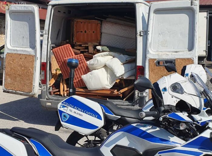 San Lorenzo e Villa Pamphili, oltre 300 chili di rifiuti trasportati illegalmente e mobili gettati nel cassonetto: intercettati i responsabili