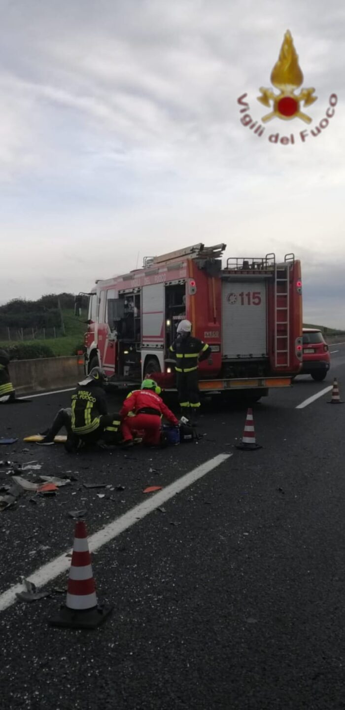 a1 incidente autobus macchina morto oggi 21 novembre 2019