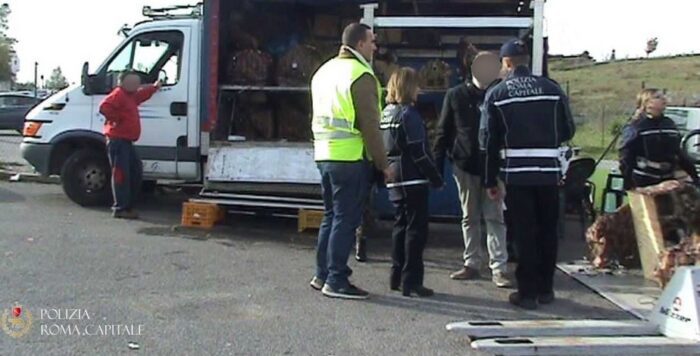 Via Laurentina, vendita illegale di presepi: sequestrati articoli dal valore di oltre 10mila euro