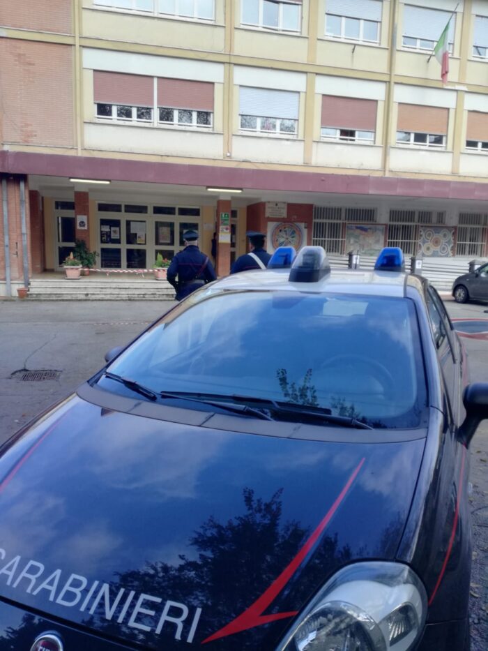 Ferentino, furti e danneggiamenti a scuole e istituti: pizzicato un 26enne dopo che aveva forzato una porta d'ingresso