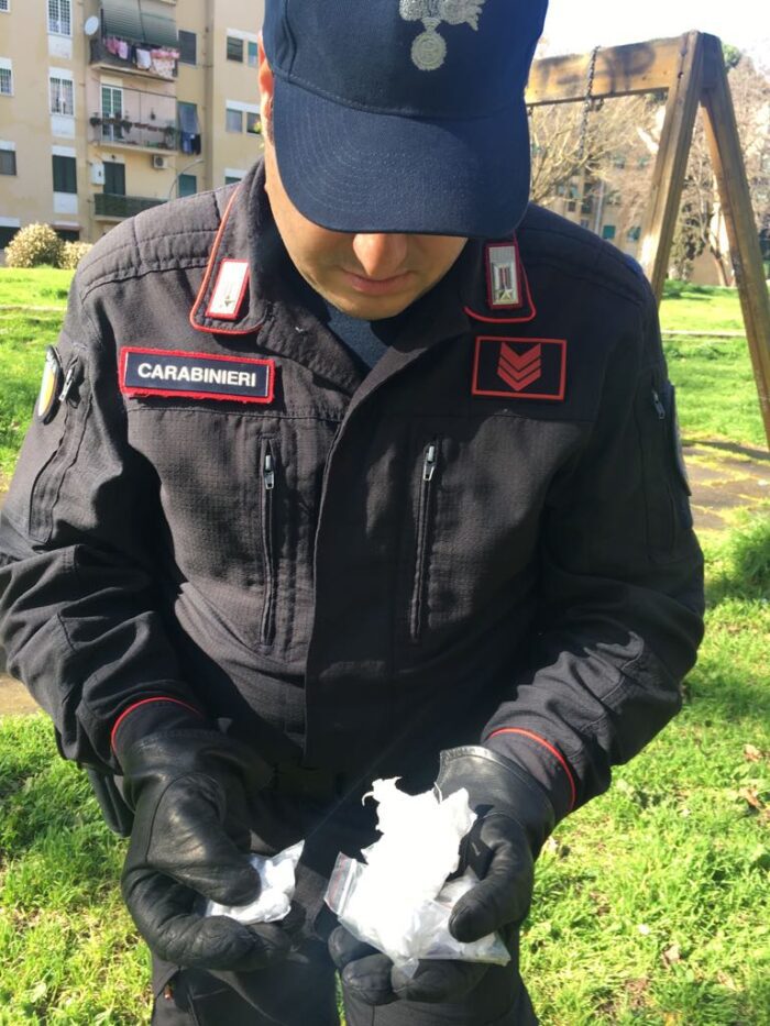 Tor Bella Monaca, 25enne sorpreso a spacciare in via dell’Archeologia: scoperto, ha dato una testata ai carabinieri