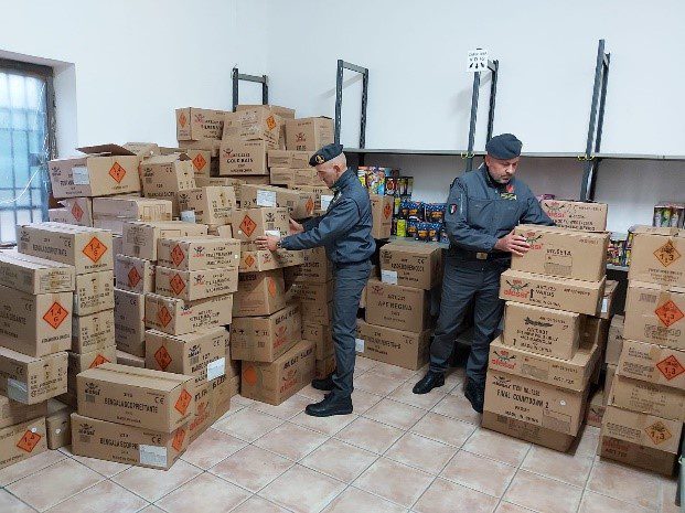 Veroli, sequestrati 3 quintali di fuochi d'artificio: erano detenuti illegalmente anche presso un'abitazione di un imprenditore