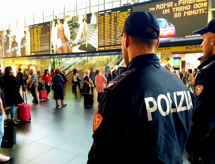 Roma, stretta della Polizia nelle stazioni ferroviarie: controllate 7.500 persone