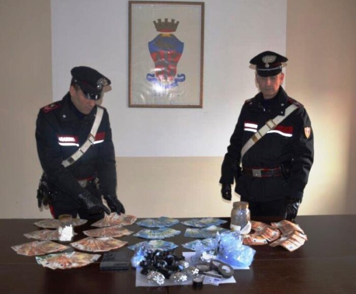 Artena, blitz dei carabinieri dopo eccessivo via vai in una casa del centro: due pusher del luogo sorpresi mentre confezionano oltre un kg di cocaina