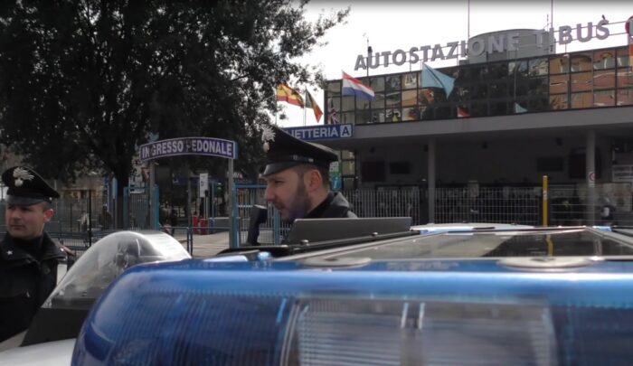 Tiburtina, coppia nei guai all'autostazione di Tibus: i cani anti droga scovano un carico di 3 kg di marijuana