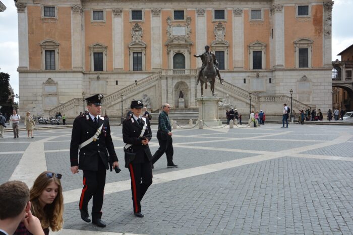 roma piazza del campidoglio derubano turista