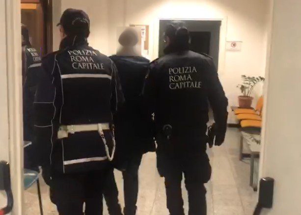 roma vandali scuola piscine di torrespaccata