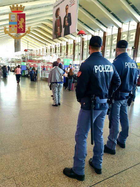 Via Marsala, sparo nella notte: agente di polizia costretto a sparare a uomo armato di coltello vicino Termini