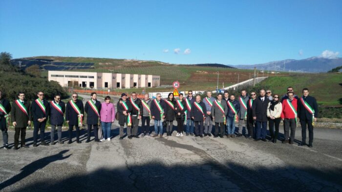 Colleferro, i Sindaci del Comprensorio riuniti davanti l'Ipia per ribadire la chiusura della discarica di Colle Fagiolara