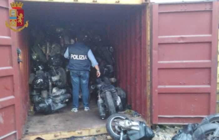 Magliana box nascondere motocicli rubati denunciato