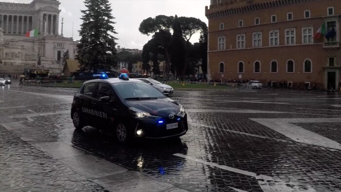 Piazza Venezia. In stato di ebbrezza e in pieno coprifuoco, finge di essere stato investito da un bus