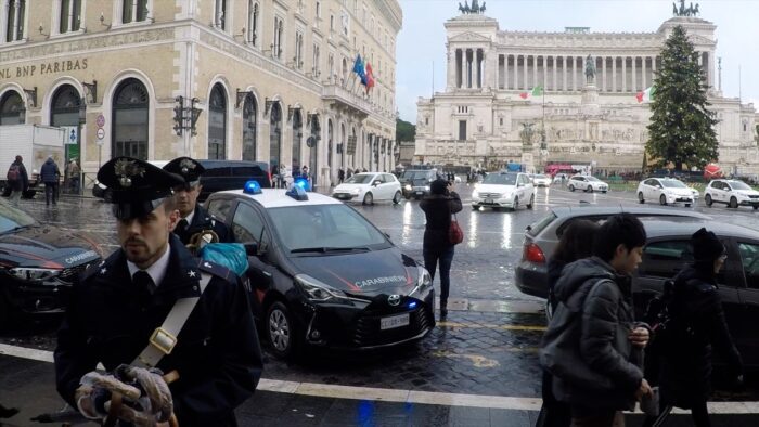 Roma, allerta meteo: fermati 13 ambulanti abusivi. Sequestrati 400 articoli