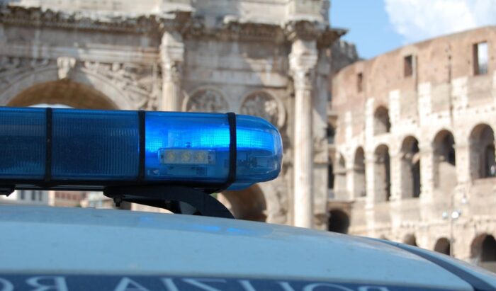 Colosseo. Agenti di Polizia Locale intervengono per disperdere assembramento e vengono aggrediti