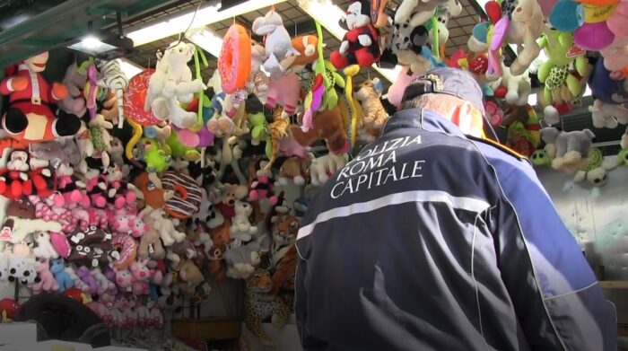 Piazza Navona, sequestrati banchi manifestazione: con gravi rischi per lavoratori e visitatori (FOTO e VIDEO)