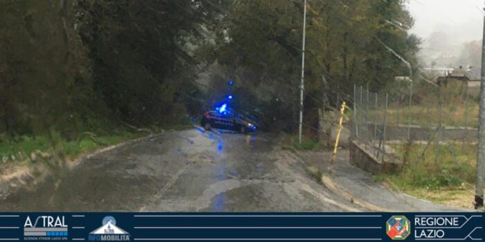 Boccea, strada chiusa: albero caduto in via della Storta. Il maltempo continua a far danni
