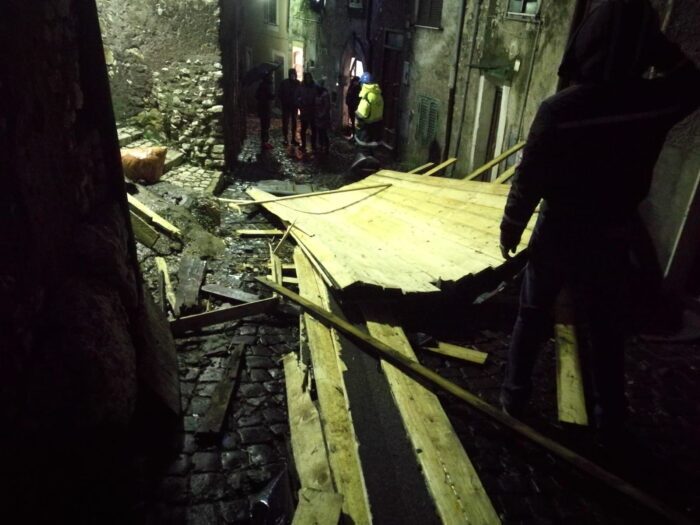Segni, crollato il tetto del vecchio ospedale a causa del maltempo: strada chiusa (FOTO)