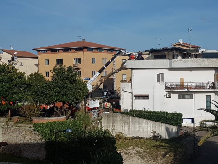 Lariano, proseguono i lavori per la rimozione della quercia caduta su un palazzo (FOTO)